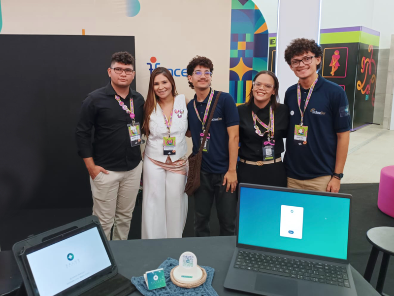 Desenvolvedores posam para foto com a pró-reitora de Pesquisa, Pós-Graduação e Inovação (Propi) do IFRN, Francinaide Lima.
