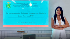 Servidora Izabelli apresentando dissertação de Mestrado