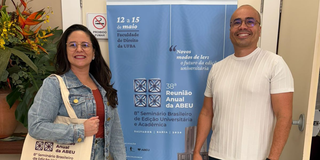Professora Magda Diniz e Helton Rubiano, da Editora UFRN, se encontram na 38º Reunião Anual da ABEU. Foto: Arquivo pessoal.
