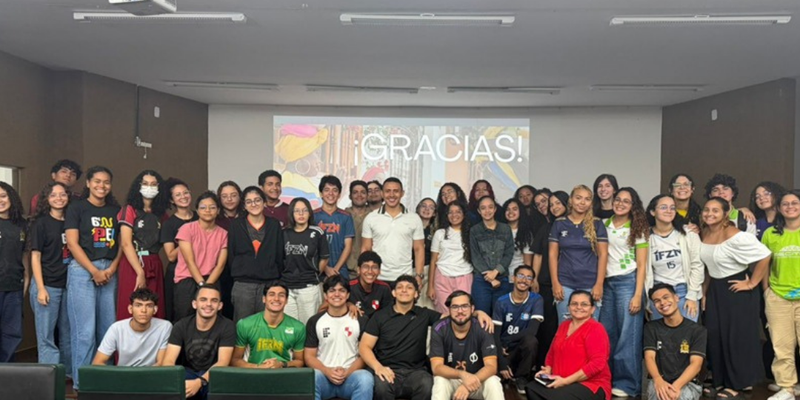 Alunos participam da oficina "¡Colombia, un país donde la magia y la belleza se unen!". Foto: DINT.
