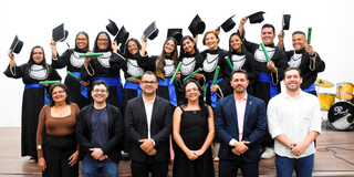 Formandos do Curso Técnico em Administração e homenageados / Foto: Pedro Esacson