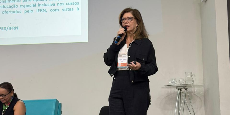 Uma das ministrantes, Rejane Barros, Coordenadora-Geral de Educação Inclusiva e Interseccionalidades em Direitos Humanos. Foto: Wislla Nascimento