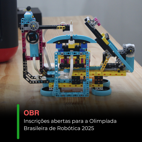 A imagem construída para ilustrar matéria para o site, da OBR 2025, mostra um robô sobre uma mesa