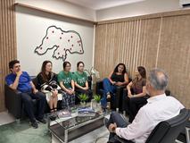 O reitor José Arnóbio ouve relato sobre o processo de viagem, a organização da documentação e a instalação das estudantes chinesas. Imagem: João Eduardo