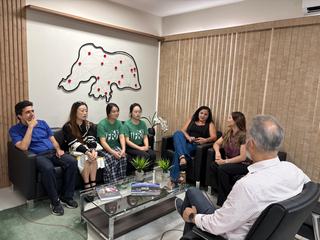 O reitor José Arnóbio ouve relato sobre o processo de viagem, a organização da documentação e a instalação das estudantes chinesas. Imagem: João Eduardo