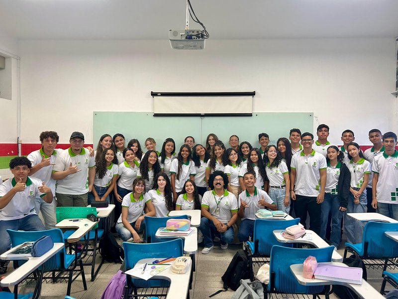Professor Ednardo com a turma de alunos.