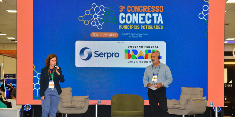 Samira Delgado e Everaldo Pereira apresentando o novo ProITEC no Comup 2025 / Foto: Justino Neto