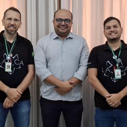 Prof. Danilo (e), Secretário Jorian Santos, Prof. Andouglas (d)