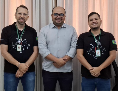 Prof. Danilo (e), Secretário Jorian Santos, Prof. Andouglas (d)