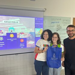 Estudantes participam do jogo de perguntas em língua espanhola ministrado pelo professor Moisés Llopis i Alarcón da Universidad de Chile