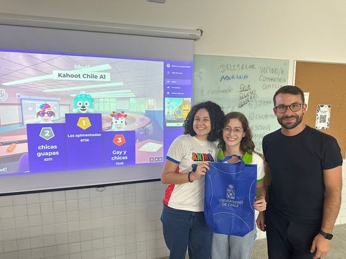 Estudantes participam do jogo de perguntas em língua espanhola ministrado pelo professor Moisés Llopis i Alarcón da Universidad de Chile