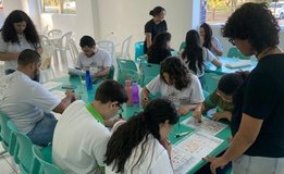 Alunas bolsistas do Curso Técnico Integrado em Programação de Jogos Digitais  apresentando o jogo “Sorte e Sabor” na SECITEX 2023.