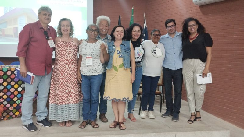 A professora Denise Momo (de jaqueta jeans) representou a IFSol-ZN no seminário