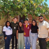 Professor e discentes representando o IFRN