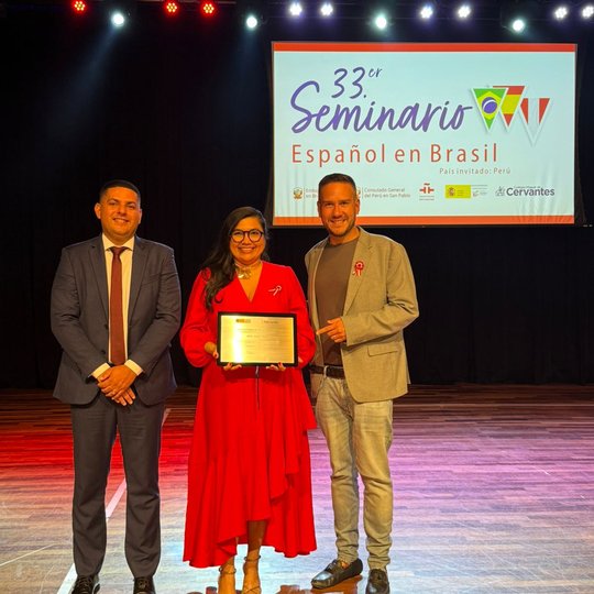 Premiação Colégio del ano en Español: Solenidade de entrega de placa em homengem ao Campus Apodi, recebida pelo Diretor Geral Caleone Lima e a Professora Luiza Helena Praxedes