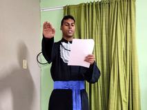 Formando Júnior Gustavo profere o juramento protocolar, sendo seguido pelos colegas concluintes.