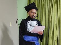 Formando José de Arimatéia, representando os colegas, durante a solicitação de concessão do grau.
