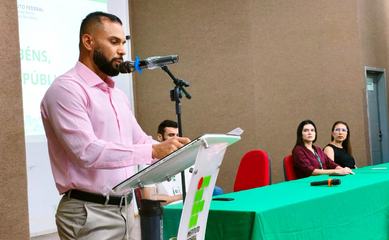 Diretor-geral do Campus, professor Emanuel Oliveira, durante discurso de agradecimento à força de trabalho.