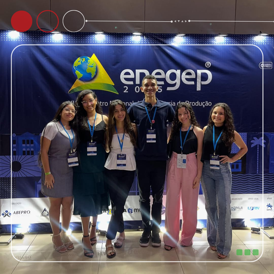 grupo de 6 estudantes posam em frente ao backdrop do evento