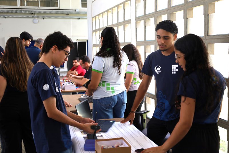 Alunos do Campus Parnamirim do IFRN durante apresentação dos projetos