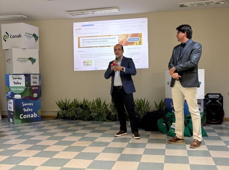 Professores Paulo Vitor Silva e Diego Pereira durante explanação sobre o projeto Gepag