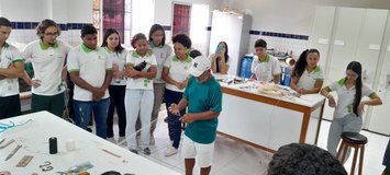 José demonstrando a confecção de uma rede de pesca