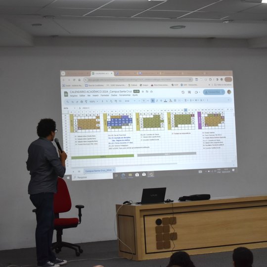 Diretor Acadêmico Giuliano Perreira apresentado o Calendário Acadêmico.