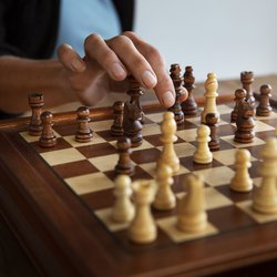 jogando xadrez no tabuleiro classico