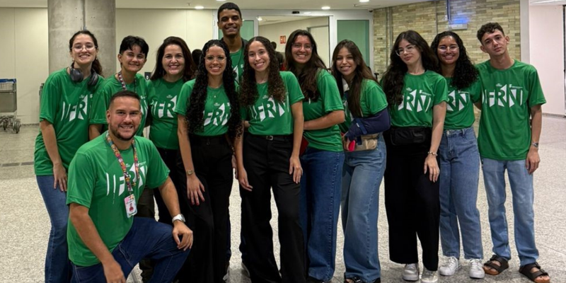 Estudantes e diretor da Dint em embarque para o Equador. Foto: cedida