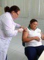 Ação de vacinação contra a influenza em parceria com a Secretaria de Saúde do Município/SPP. Colaboradora do campus recebendo imunização